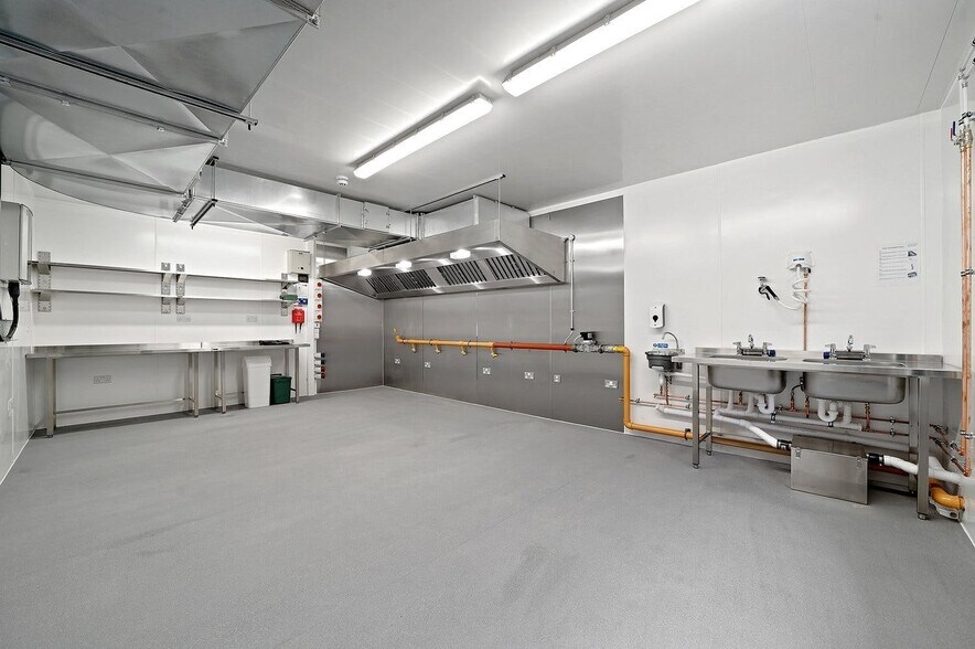 110-118 Markfield Rd, Londres à louer - Photo de l’immeuble – Image 1 sur 5