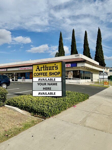 1281 E La Habra Blvd, La Habra, CA à louer - Photo de l’immeuble – Image 1 sur 6