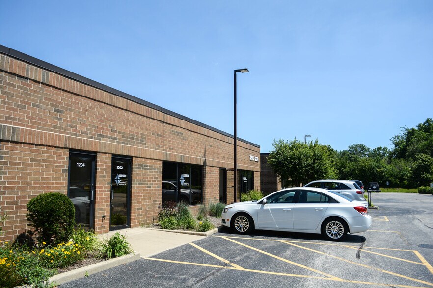 1200-1228 Allanson Rd, Mundelein, IL à vendre - Photo de l’immeuble – Image 2 sur 12