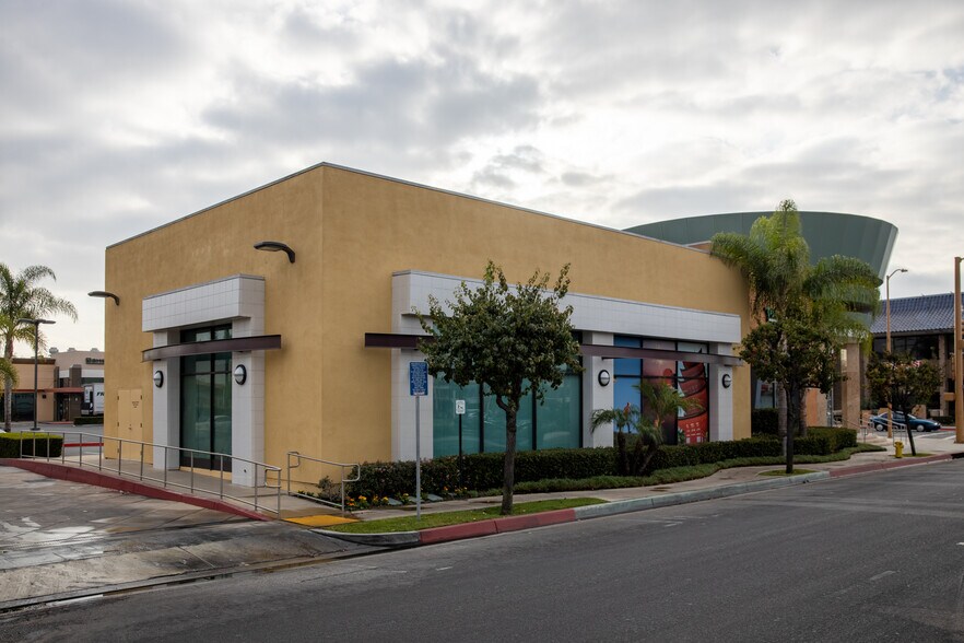 18120-18182 Pioneer Blvd, Artesia, CA à louer - Photo de l’immeuble – Image 3 sur 13