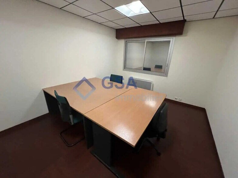 Bureau dans Évry-Courcouronnes à vendre - Photo de l’immeuble – Image 2 sur 6