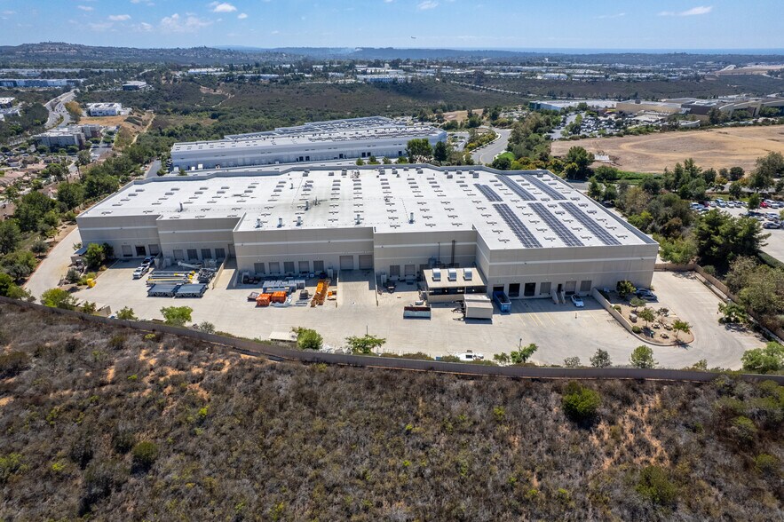 2856 Whiptail Loop, Carlsbad, CA à louer - Photo de l’immeuble – Image 2 sur 2