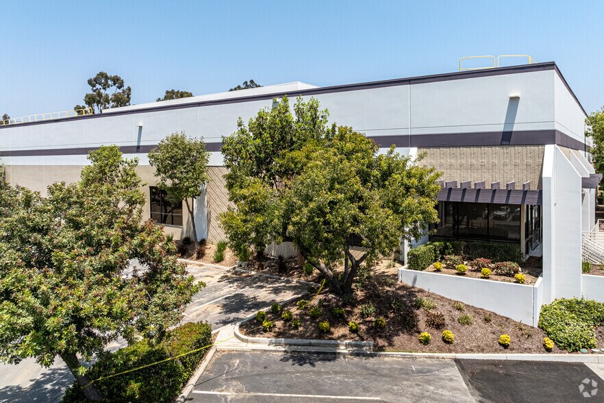 542 W Covina Blvd, San Dimas, CA à louer - Photo de l’immeuble – Image 3 sur 12