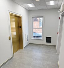 1063 Boston Post Rd, Darien, CT à louer Hall d’entrée– Image 2 sur 2