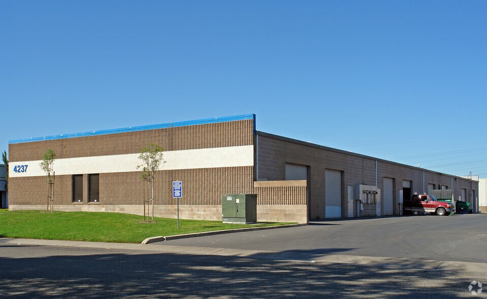 4237 S Market Ct, Sacramento, CA à louer - Photo de l’immeuble – Image 2 sur 2