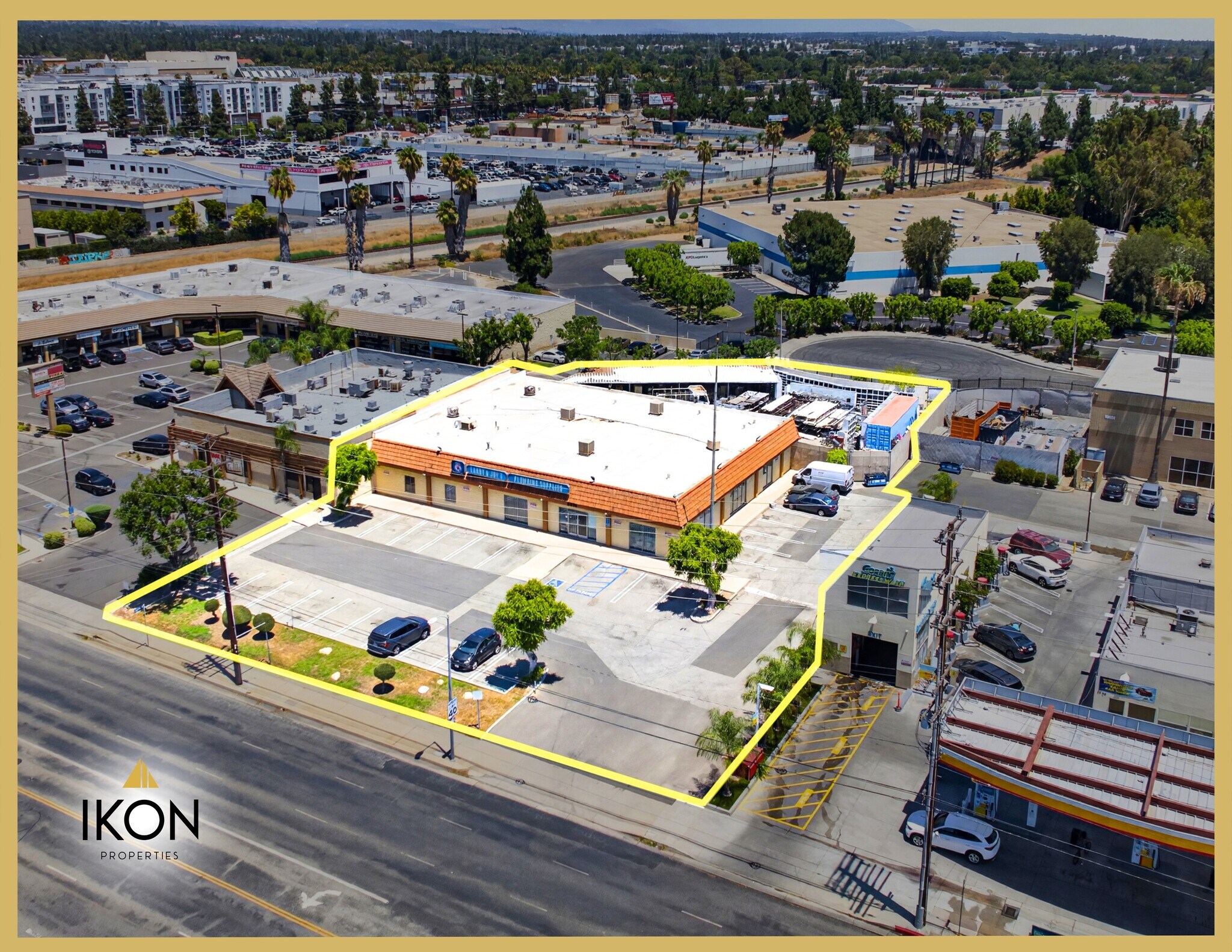 8916 Corbin Ave, Northridge, CA à louer Photo de l’immeuble– Image 1 sur 13