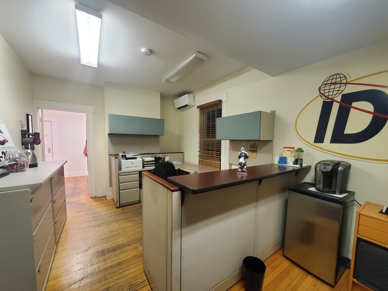 52 Maple Pl, Amityville, NY à louer - Photo de l’immeuble – Image 3 sur 16