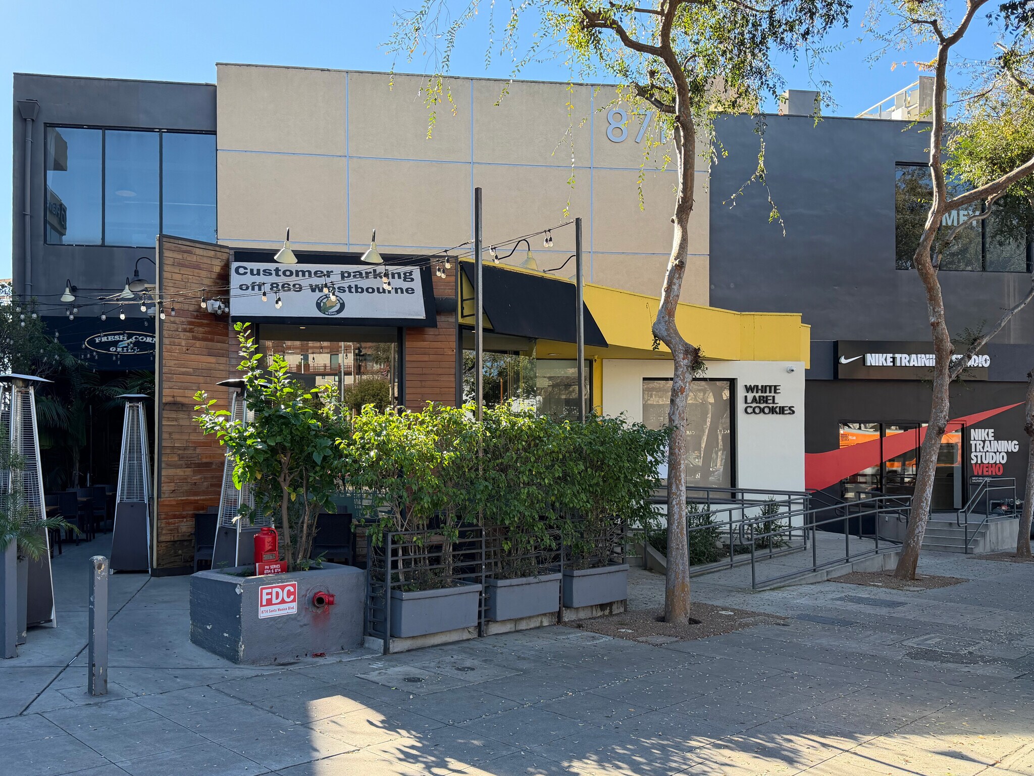 8714 Santa Monica Blvd, West Hollywood, CA à louer Photo intérieure– Image 1 sur 6