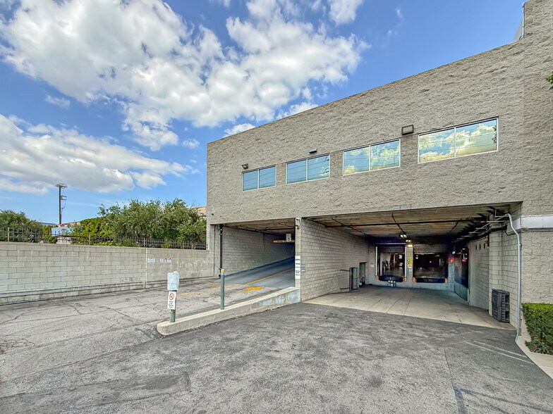 9540 De Soto Ave, Chatsworth, CA à louer - Photo de l’immeuble – Image 2 sur 9