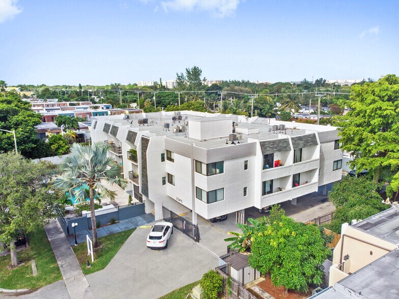 2345 NE 135th St, Miami, FL à vendre - Photo de l’immeuble – Image 1 sur 16
