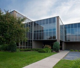 2120 Av Victoria, Longueuil, QC à louer Photo de l’immeuble– Image 1 sur 3