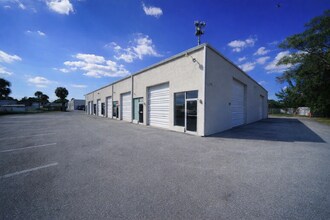 8233 Gator Ln, West Palm Beach, FL à louer Photo de l’immeuble– Image 1 sur 3