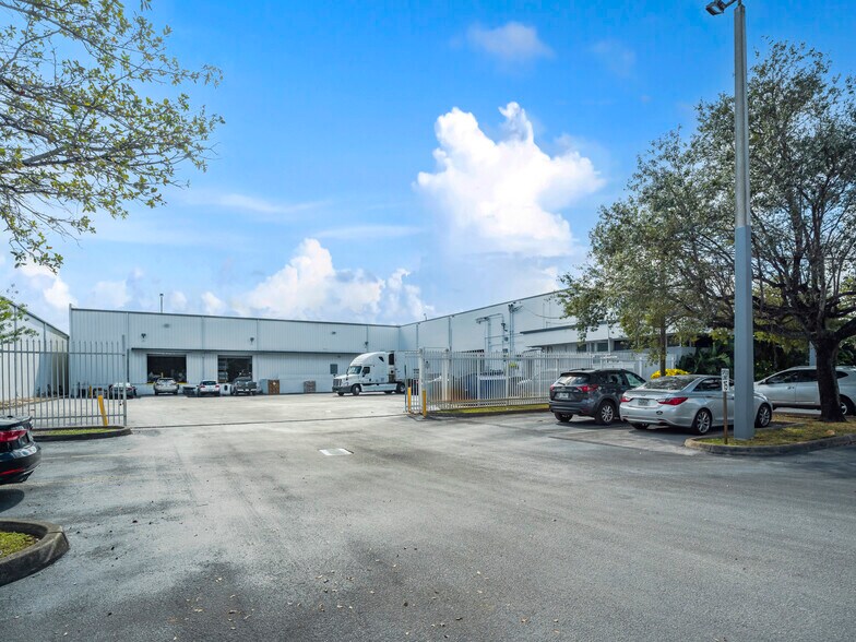 50 NE 179th St, Miami, FL à louer - Photo de l’immeuble – Image 1 sur 42