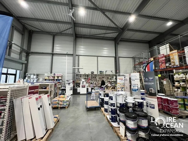 Local commercial dans SAINT-BARTHELEMY-D'ANJOU à louer - Photo de l’immeuble – Image 3 sur 8