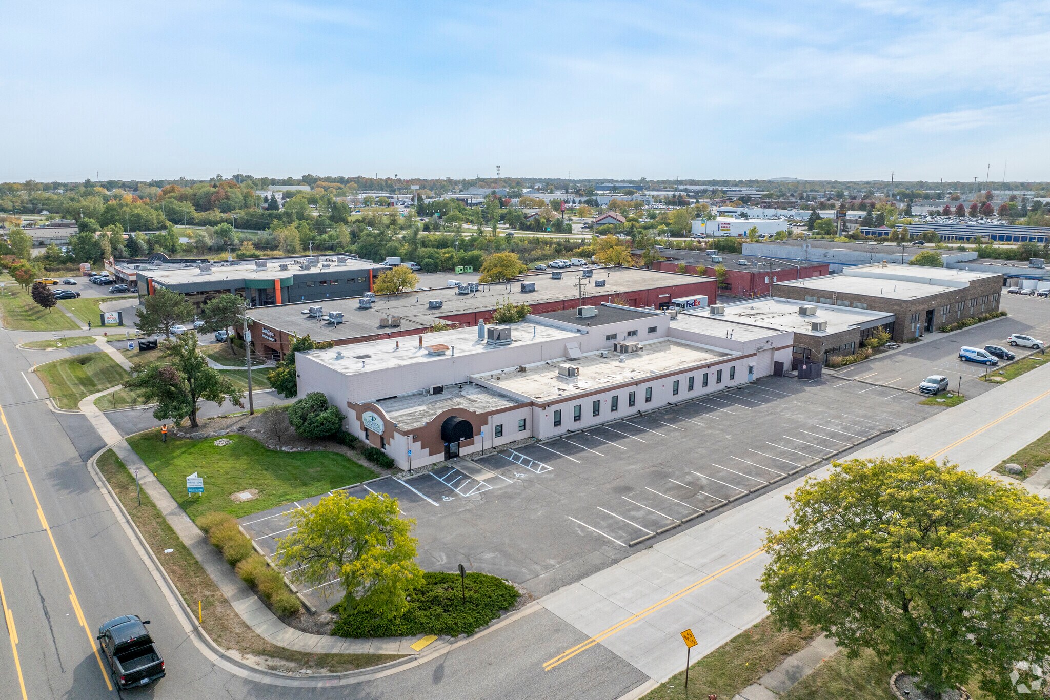 24435 Halsted Rd, Farmington Hills, MI à louer Photo principale– Image 1 sur 25