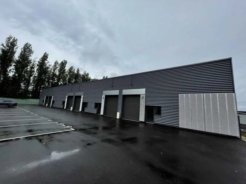 Local d’activités dans Oissel à louer - Photo de l’immeuble – Image 2 sur 5
