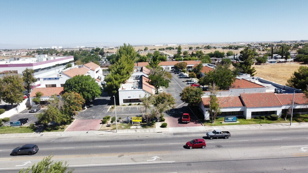 1543 E Palmdale Blvd, Palmdale, CA à vendre - Photo de l’immeuble – Image 3 sur 6