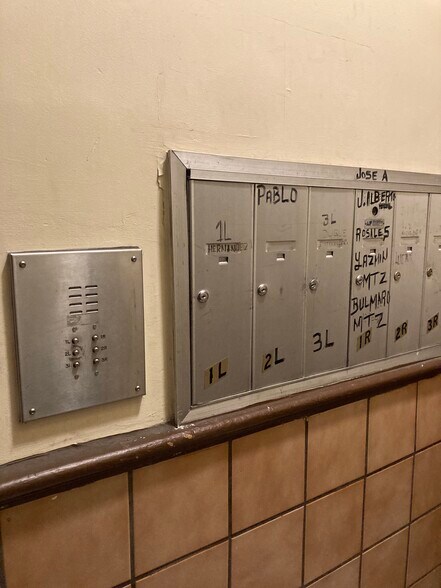 5408 Flushing Ave, Maspeth, NY à vendre - Hall d’entrée – Image 2 sur 17