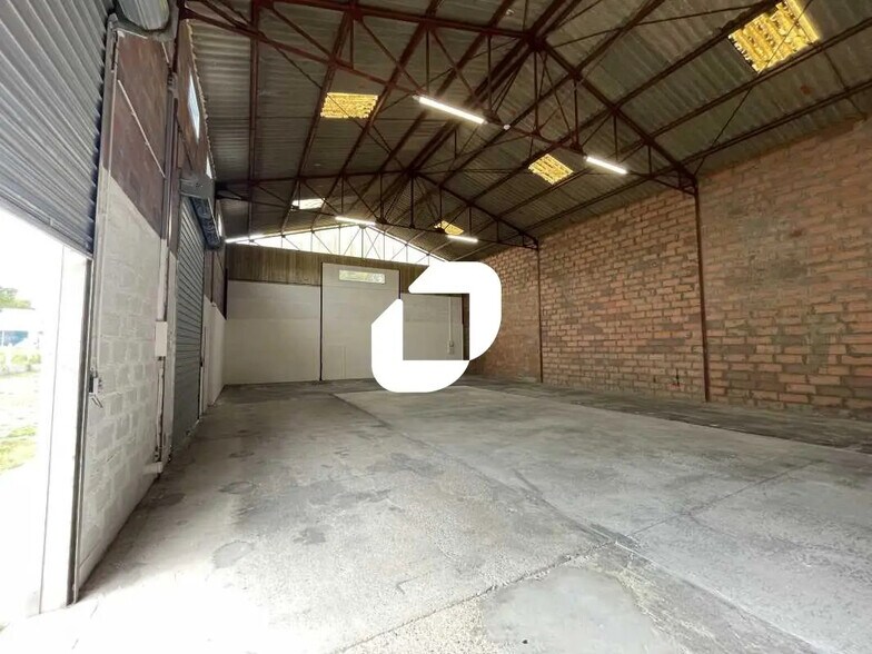 Bureau dans Saint-Médard-en-Jalles à louer - Photo de l’immeuble – Image 3 sur 10