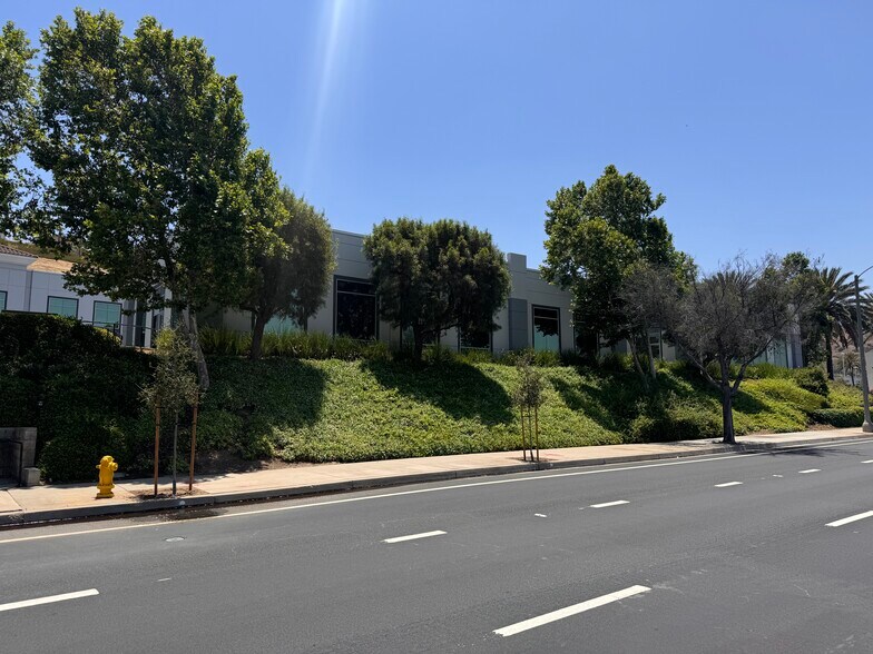 4254 Green River Rd, Corona, CA à vendre - Photo de l’immeuble – Image 3 sur 9