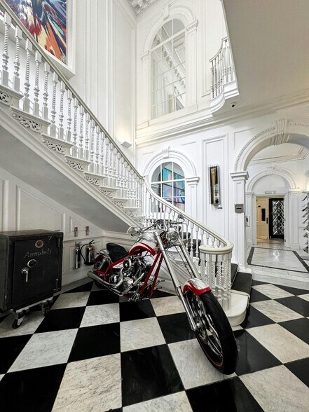 59-60 Grosvenor St, Londres à louer - Photo de l’immeuble – Image 3 sur 56