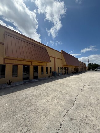 Plus de détails pour 1634 SE Village Green Dr, Port Saint Lucie, FL - Industriel/Logistique à louer