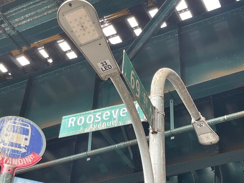 6902 Roosevelt Ave, Flushing, NY à vendre - Photo de l’immeuble – Image 2 sur 5