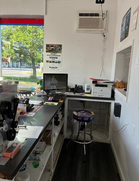 22101 Lorain Rd, Cleveland, OH à vendre - Photo de l’immeuble – Image 2 sur 9