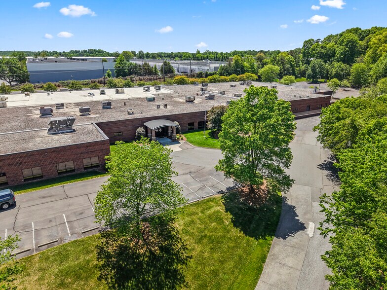 2540 Empire Dr, Winston-Salem, NC à louer - Photo de l’immeuble – Image 2 sur 7