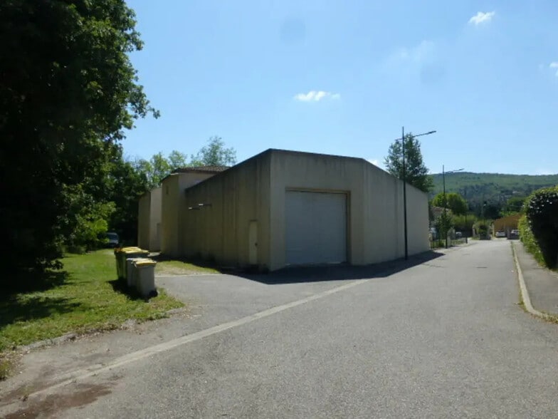 Local d'activités dans Alleins à vendre - Photo de l’immeuble – Image 3 sur 4