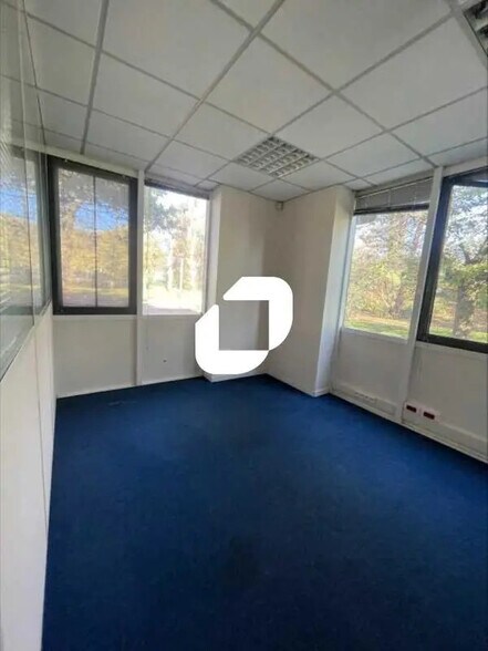 Bureau dans Eybens à louer - Photo de l’immeuble – Image 3 sur 9