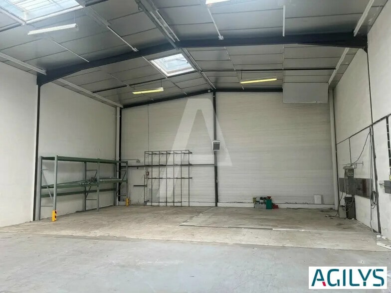 Local d’activités dans Pontault-Combault à louer - Photo de l’immeuble – Image 2 sur 5