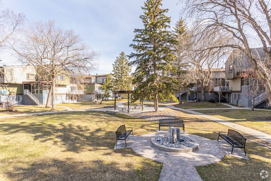 107 Hillcrest Pl, Edmonton, AB à vendre - Photo de l’immeuble – Image 3 sur 4