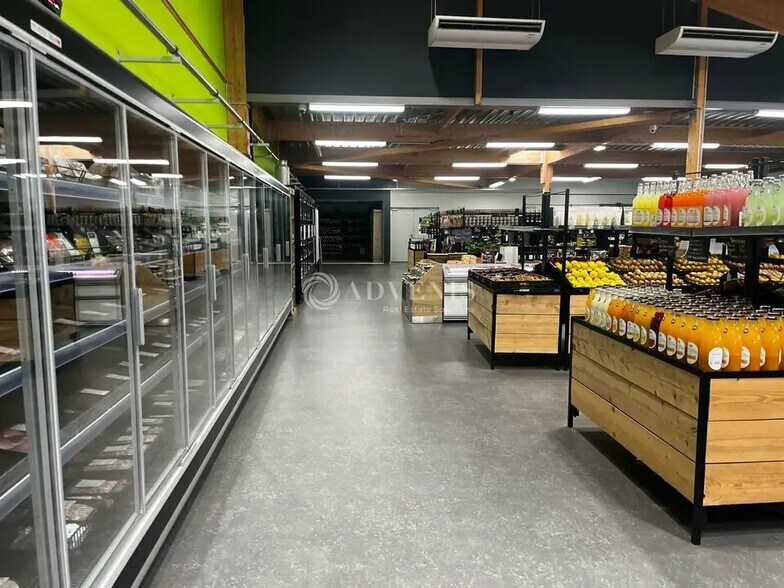 Local commercial dans Saint-Cyr-sur-Loire à louer - Photo de l’immeuble – Image 3 sur 6