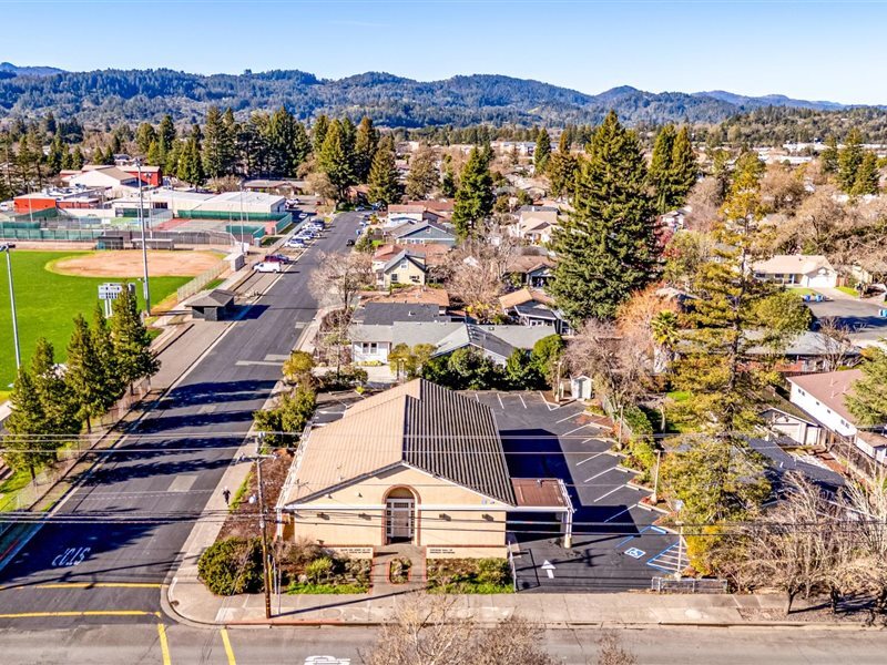1105 University St, Healdsburg, CA à vendre Photo principale– Image 1 sur 37