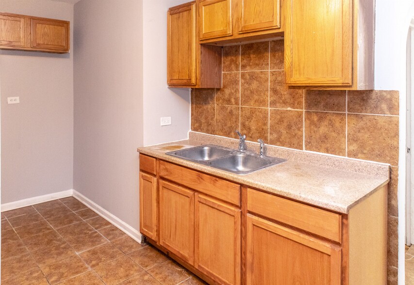 8557 S Bennett Ave, Chicago, IL à vendre - Photo de l’immeuble – Image 2 sur 5