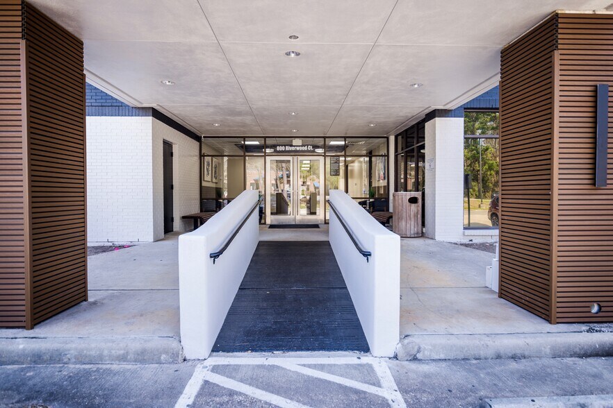800 Riverwood Ct, Conroe, TX à louer - Photo de l’immeuble – Image 3 sur 9