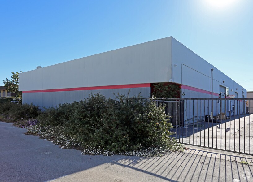 1752 Langley Ave, Irvine, CA à louer - Photo de l’immeuble – Image 3 sur 11