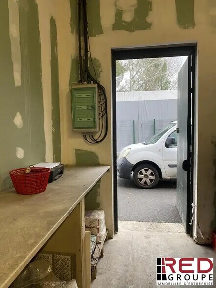 Industriel/Logistique dans CHÂTEAUNEUF-LE-ROUGE à louer - Photo de l’immeuble – Image 3 sur 6