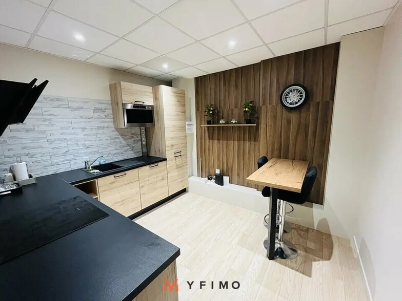 Local d'activités dans Chanteloup-les-Vignes à vendre - Photo de l’immeuble – Image 2 sur 7