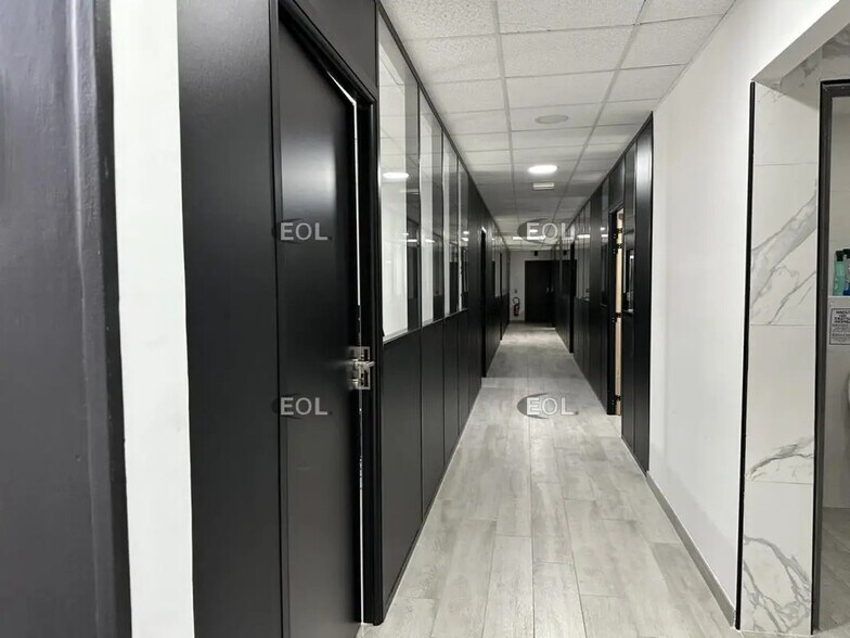 Local d'activités dans Les Pennes-Mirabeau à vendre - Photo de l’immeuble – Image 3 sur 8