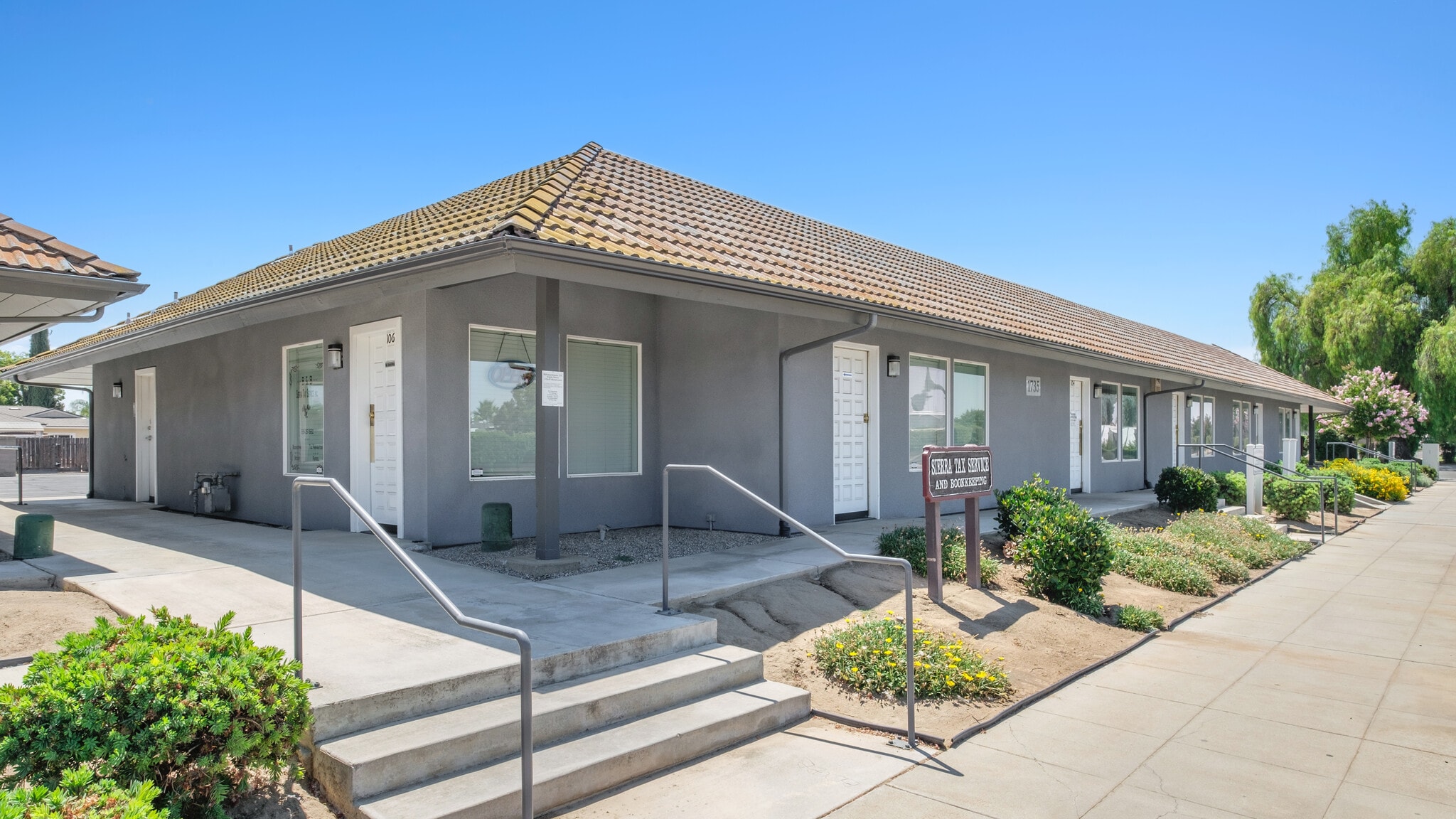 1715 N Minnewawa Ave, Clovis, CA à louer Photo de l’immeuble– Image 1 sur 6