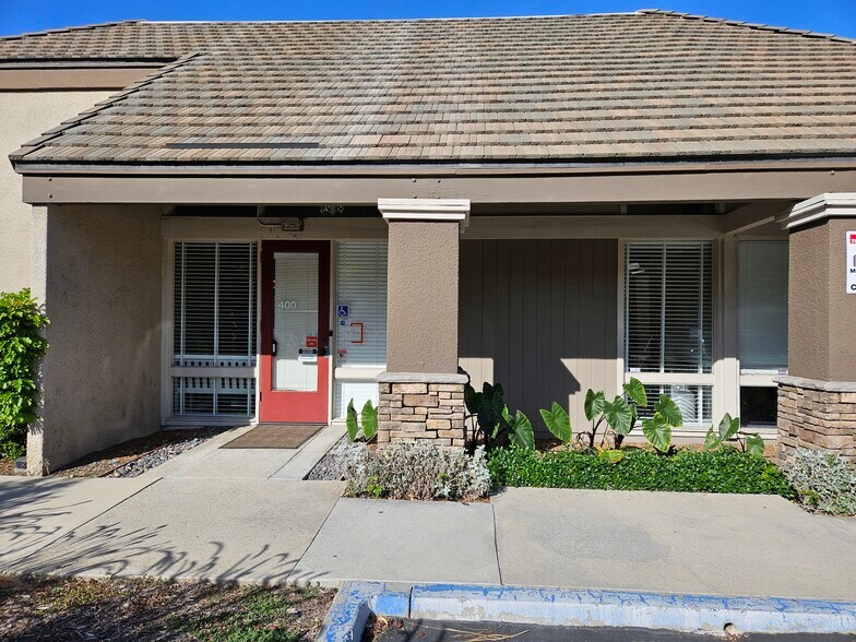 1528 Brookhollow Dr, Santa Ana, CA à vendre - Photo de l’immeuble – Image 2 sur 10