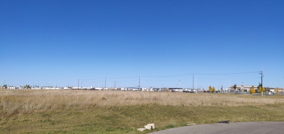 5899 84th St SE, Rocky View No 44, AB à vendre - Photo de la construction – Image 3 sur 3