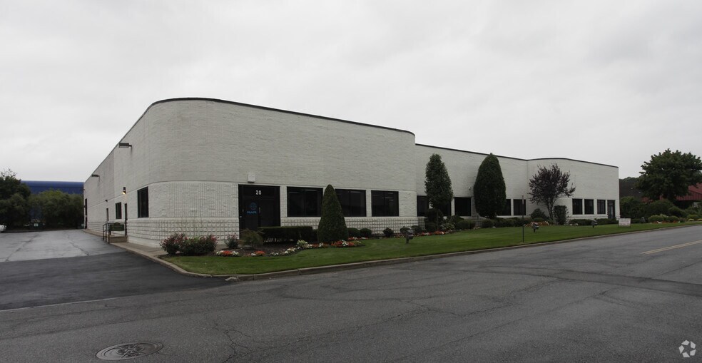 18 Seaview Blvd, Port Washington, NY à louer - Photo principale – Image 1 sur 2