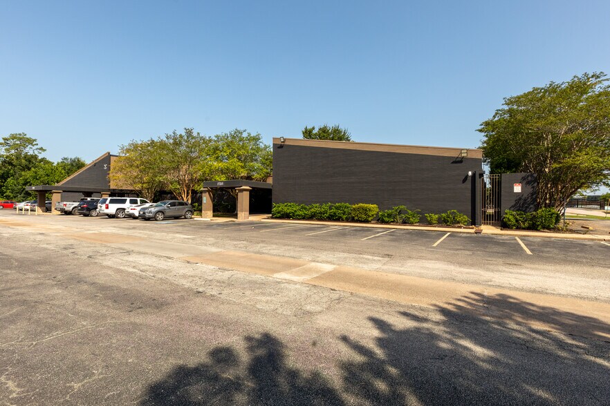 17215 Red Oak Dr, Houston, TX à vendre - Photo de l’immeuble – Image 2 sur 14