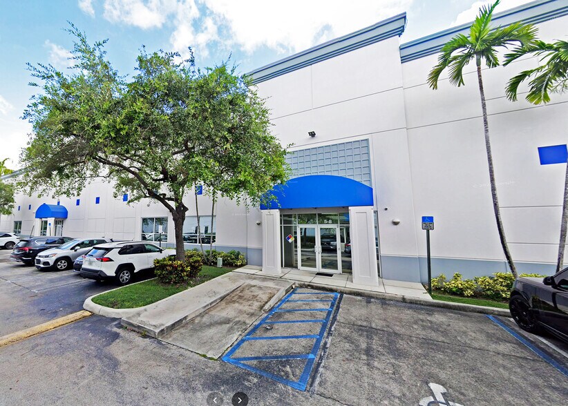 6000 NW 97th Ave, Doral, FL à louer - Photo de l’immeuble – Image 3 sur 7