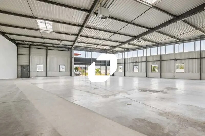 Local d’activités dans La Courneuve à louer - Photo de l’immeuble – Image 2 sur 14