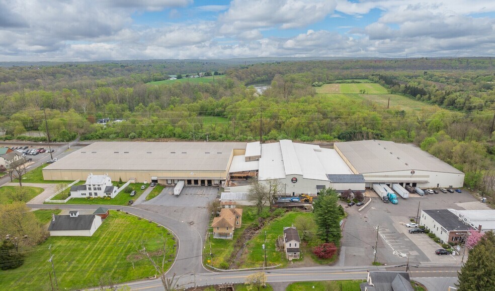 18 Railroad Rd - 1155 Main St portefeuille de 2 biens à vendre sur LoopNet.fr - Photo de l’immeuble – Image 3 sur 5