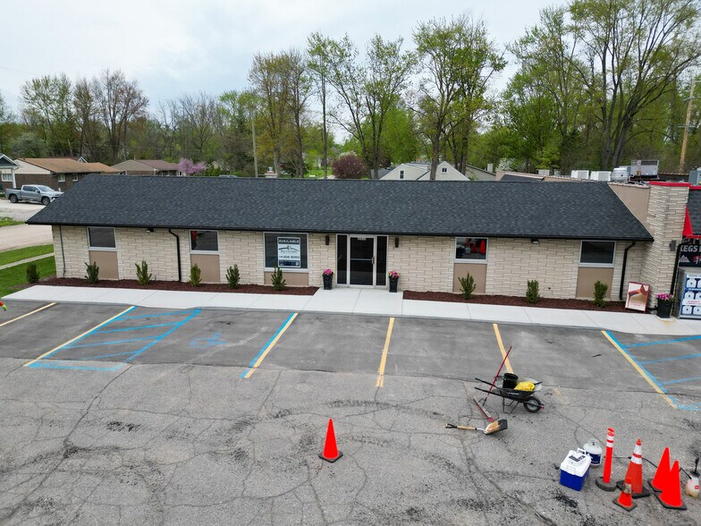 40660-40666 5 Mile Rd, Plymouth, MI à louer - Photo de l’immeuble – Image 1 sur 5